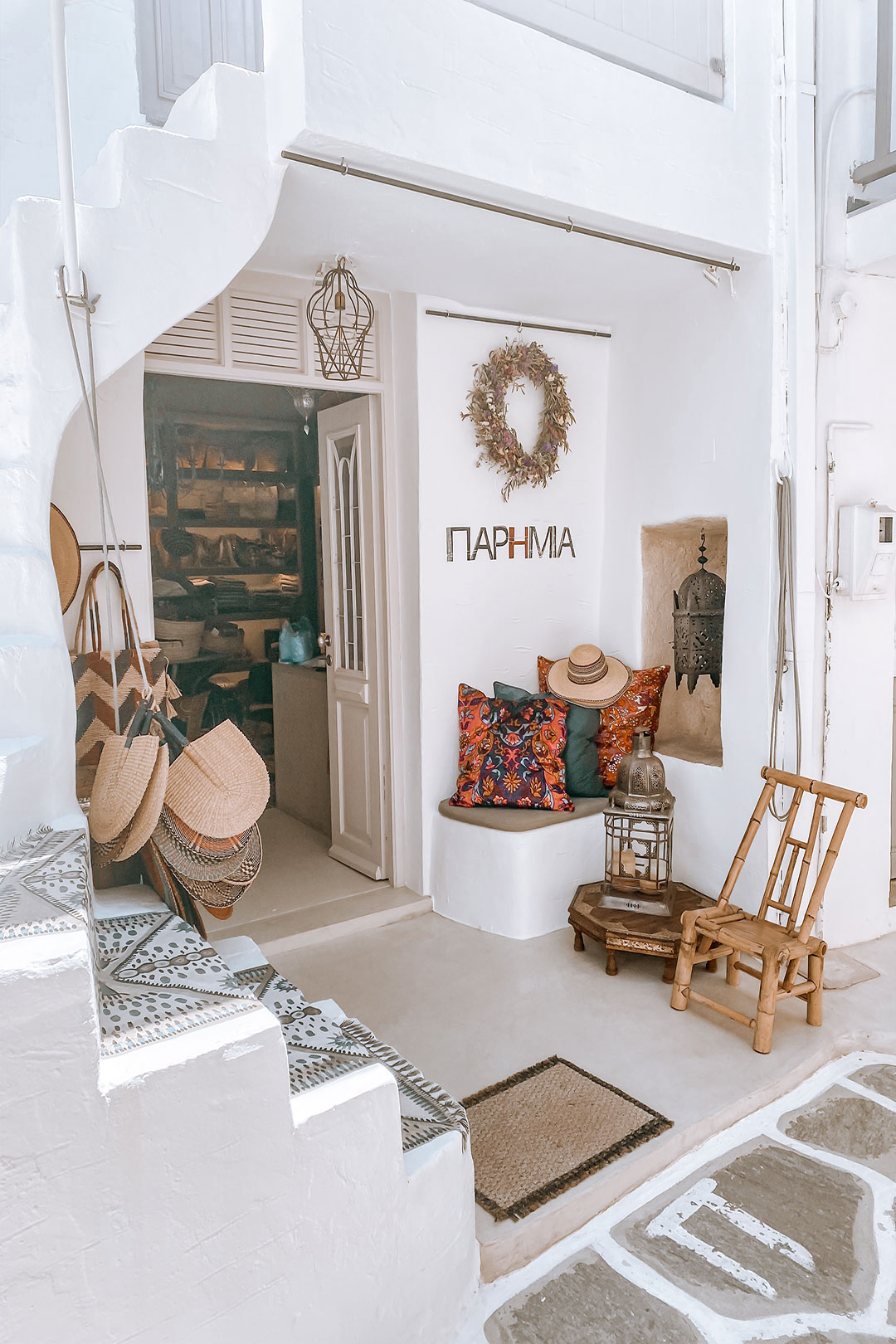 les rues typiques de Paros en grèce