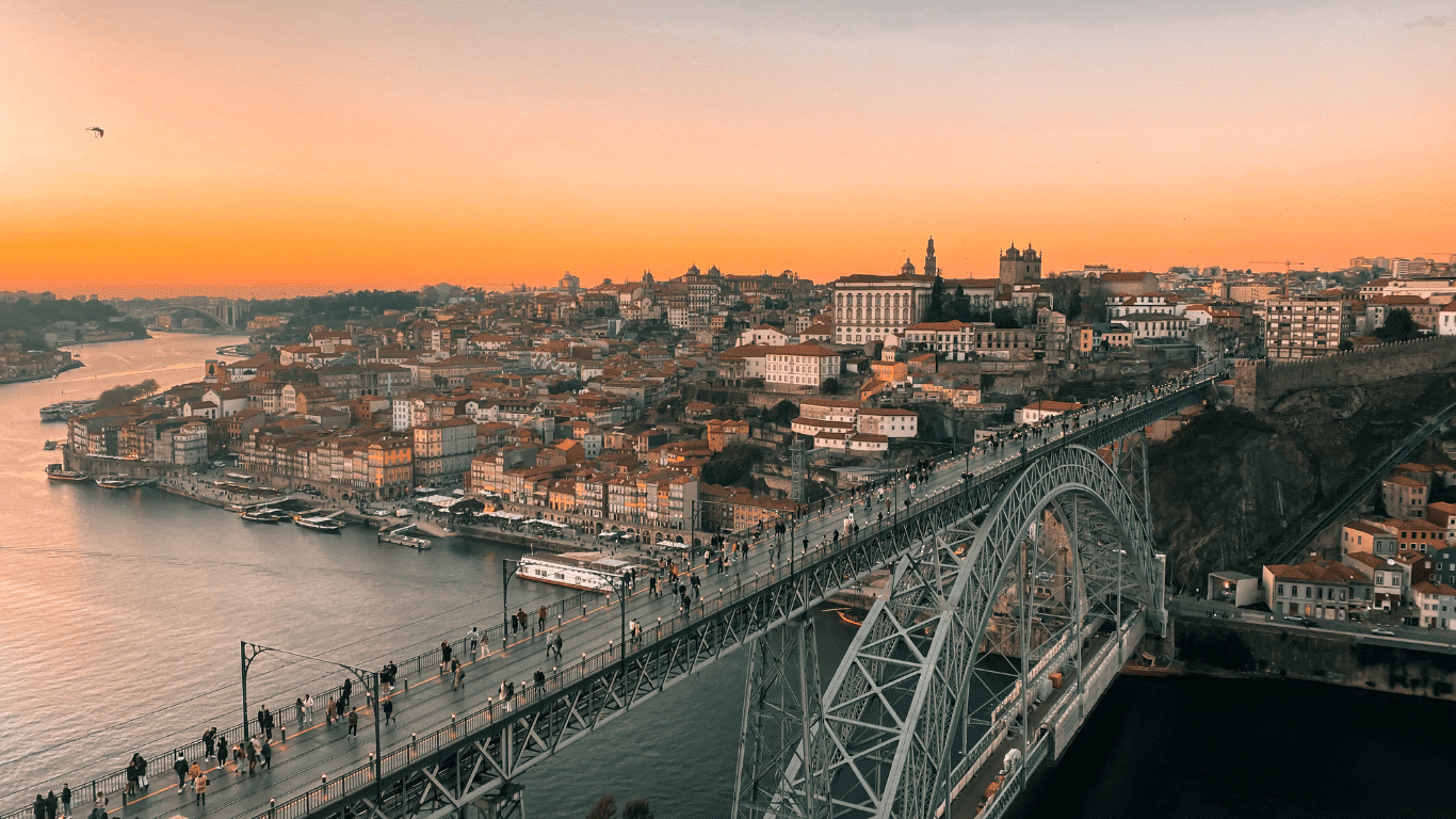 vue sur le pont dom luis au coucher du soleil