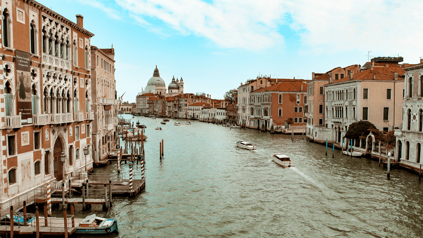 Vue sur le Grand Canal de Venise avec la basilique Santa Maria della Salute au loin