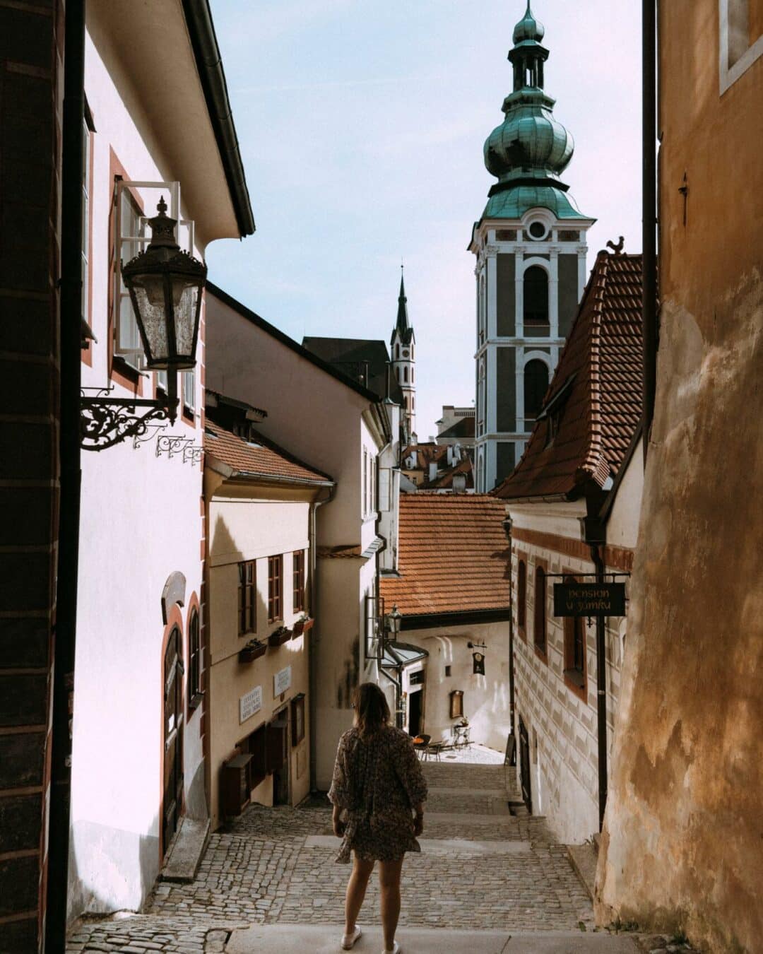 Vue sur l'église de cesky krumlov en république tchèque