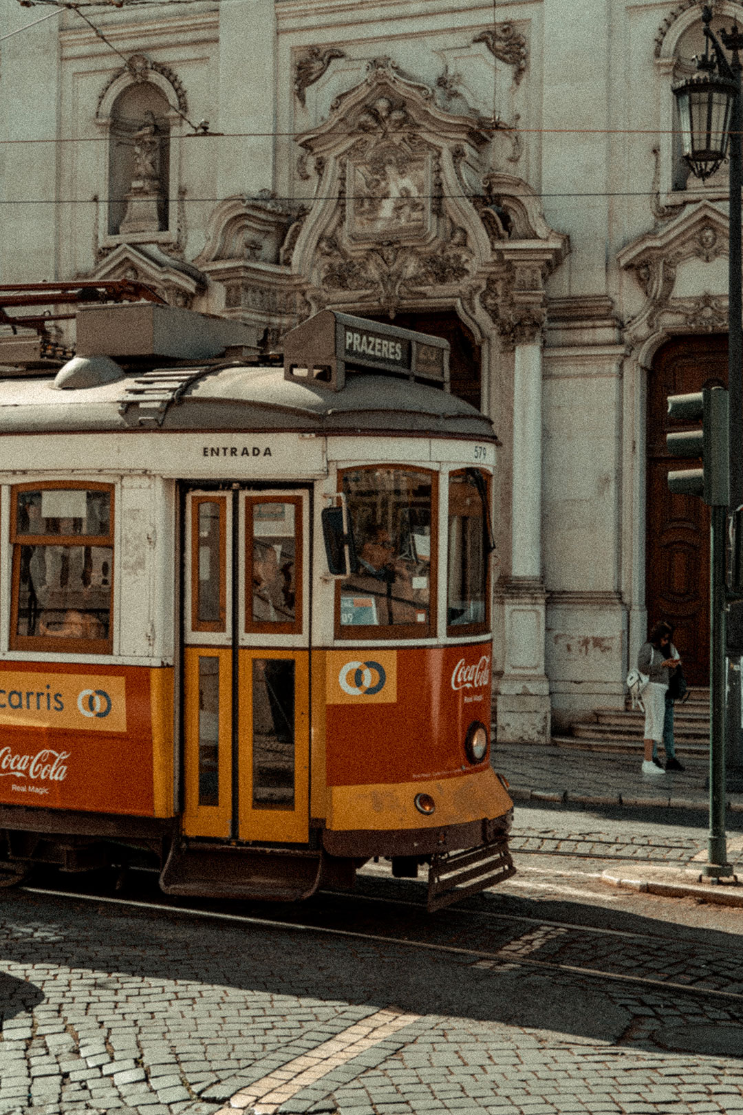 le tram 28 dans les rues de Lisbonne