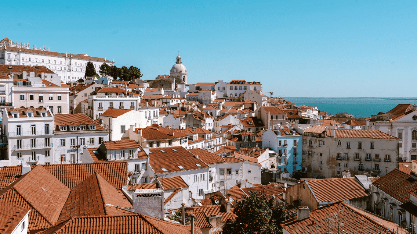 Vue sur Lisbonne depuis le Miradouro das Portas do Sol : toits rouges, fleuve Tage et quartier de l’Alfama
