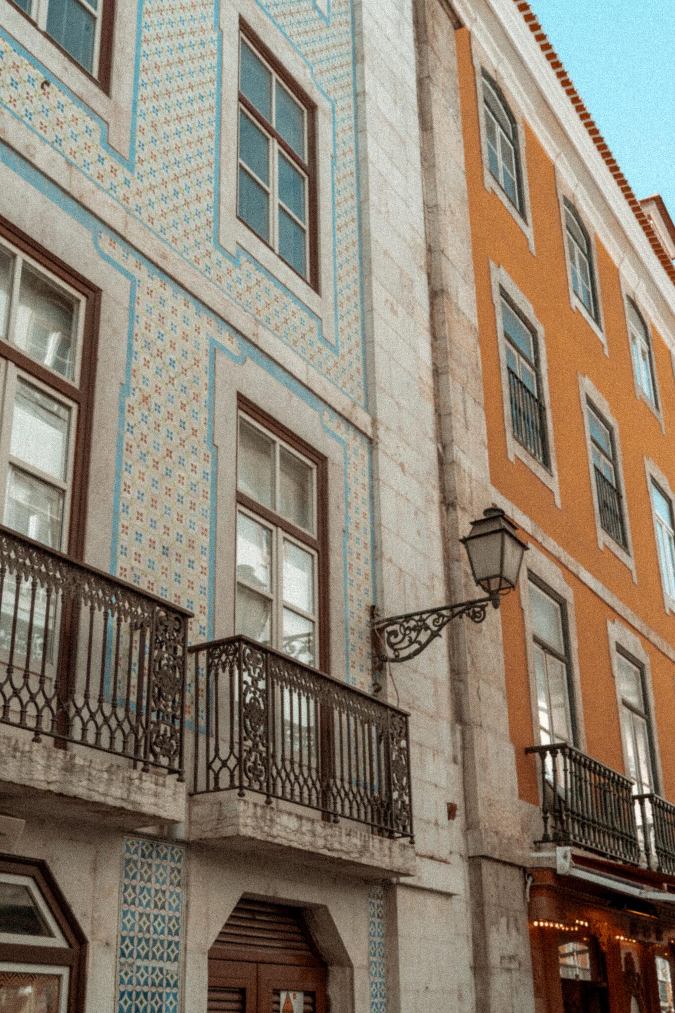 façades colorées quartier alfama à Lisbonne