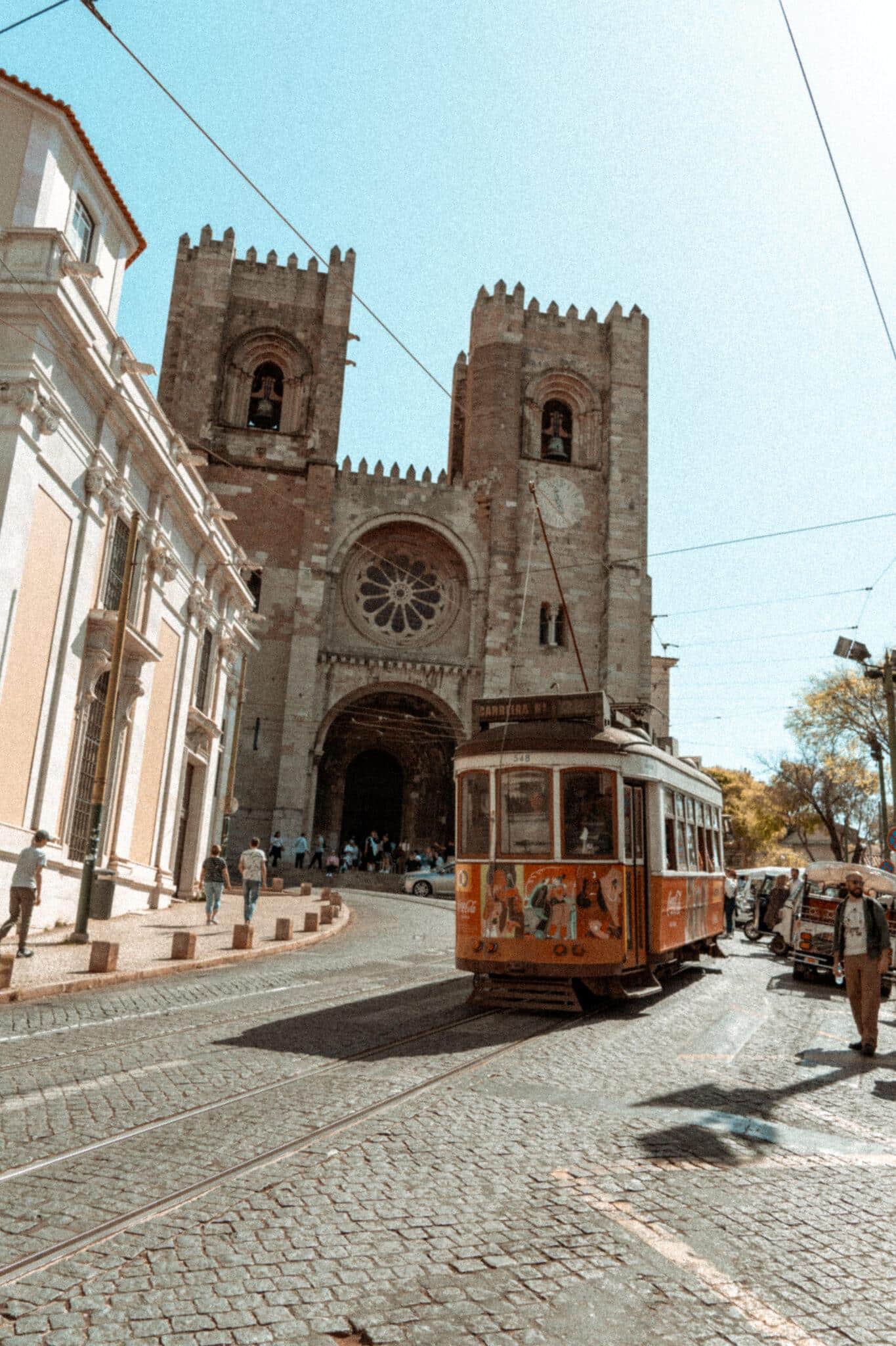 tram qui passe devant la cathédrale de Lisbonne