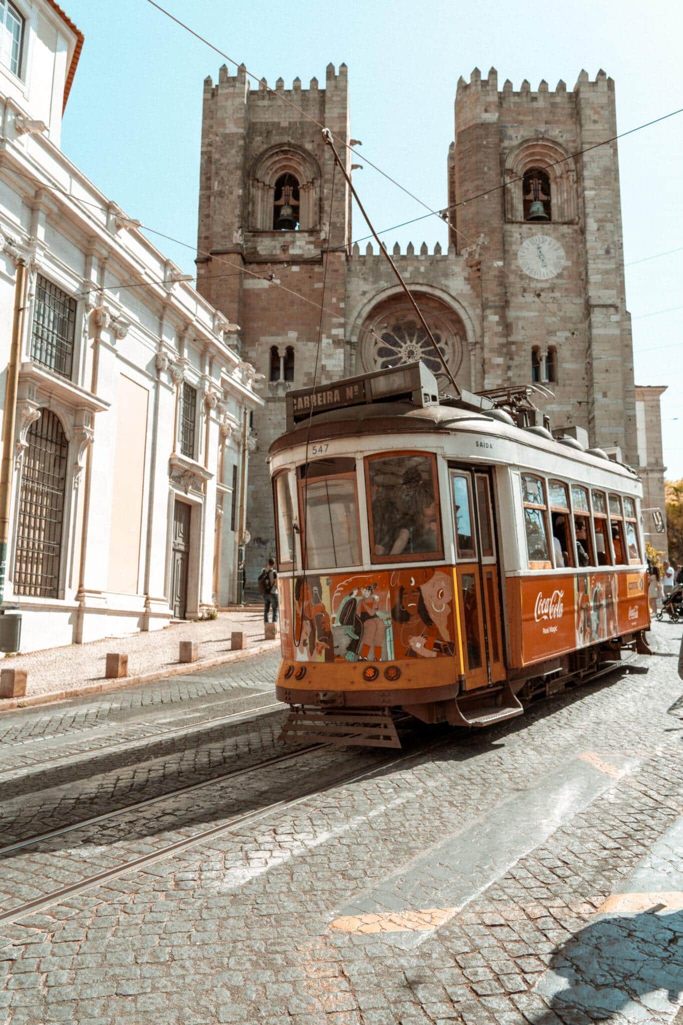 tram 28 qui passe devant la cathédrale de lisbonne