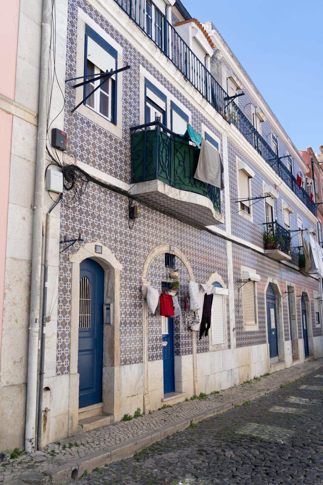 façade en azulejos bleu quartier alfama à Lisbonne