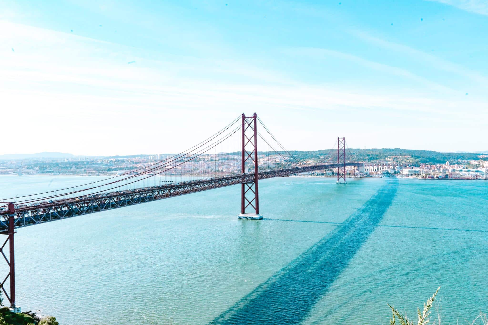 vue sur le pont du 25 avril à lisbonne