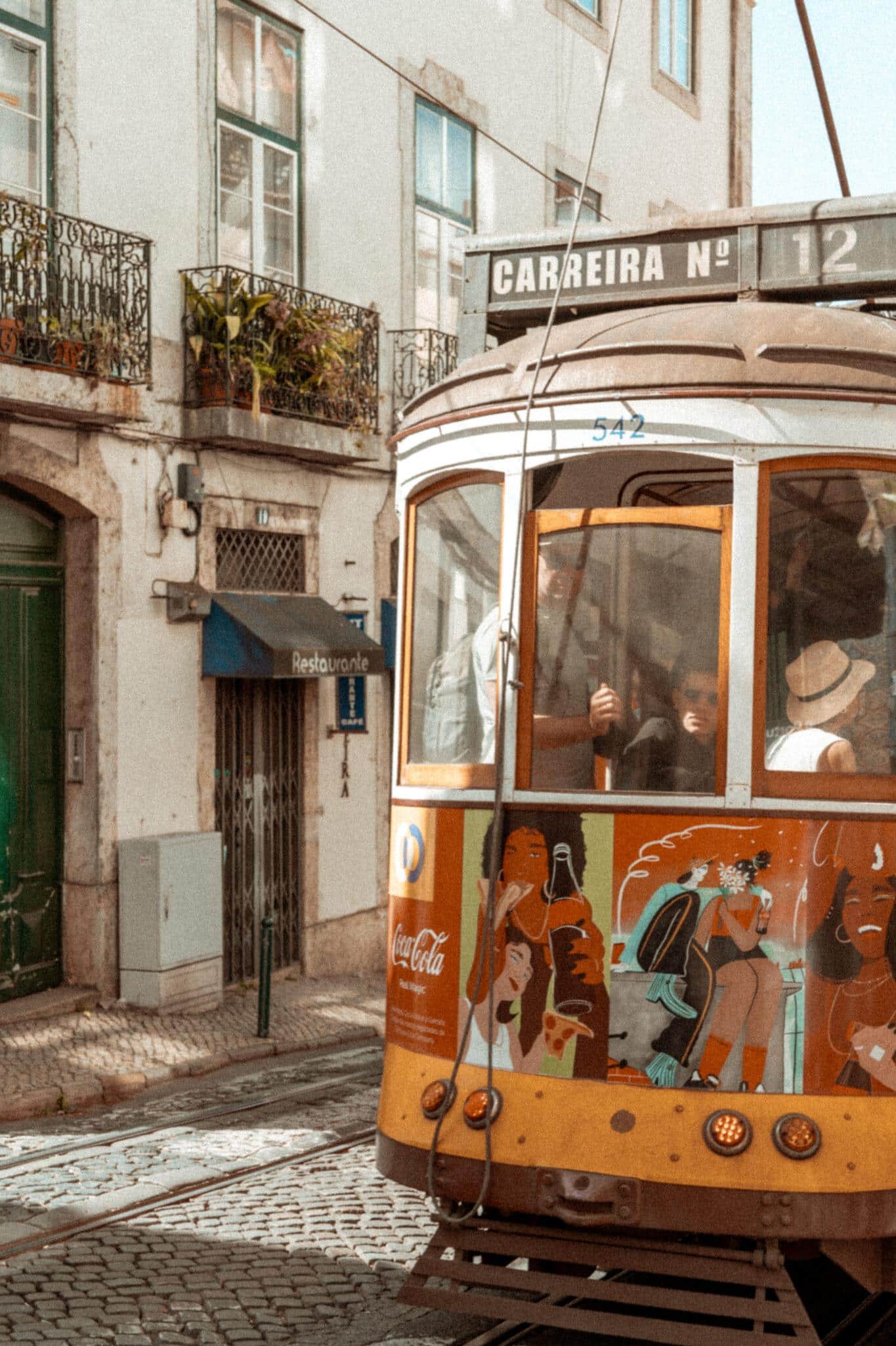 Tram 28 dans les rues de Lisbonne