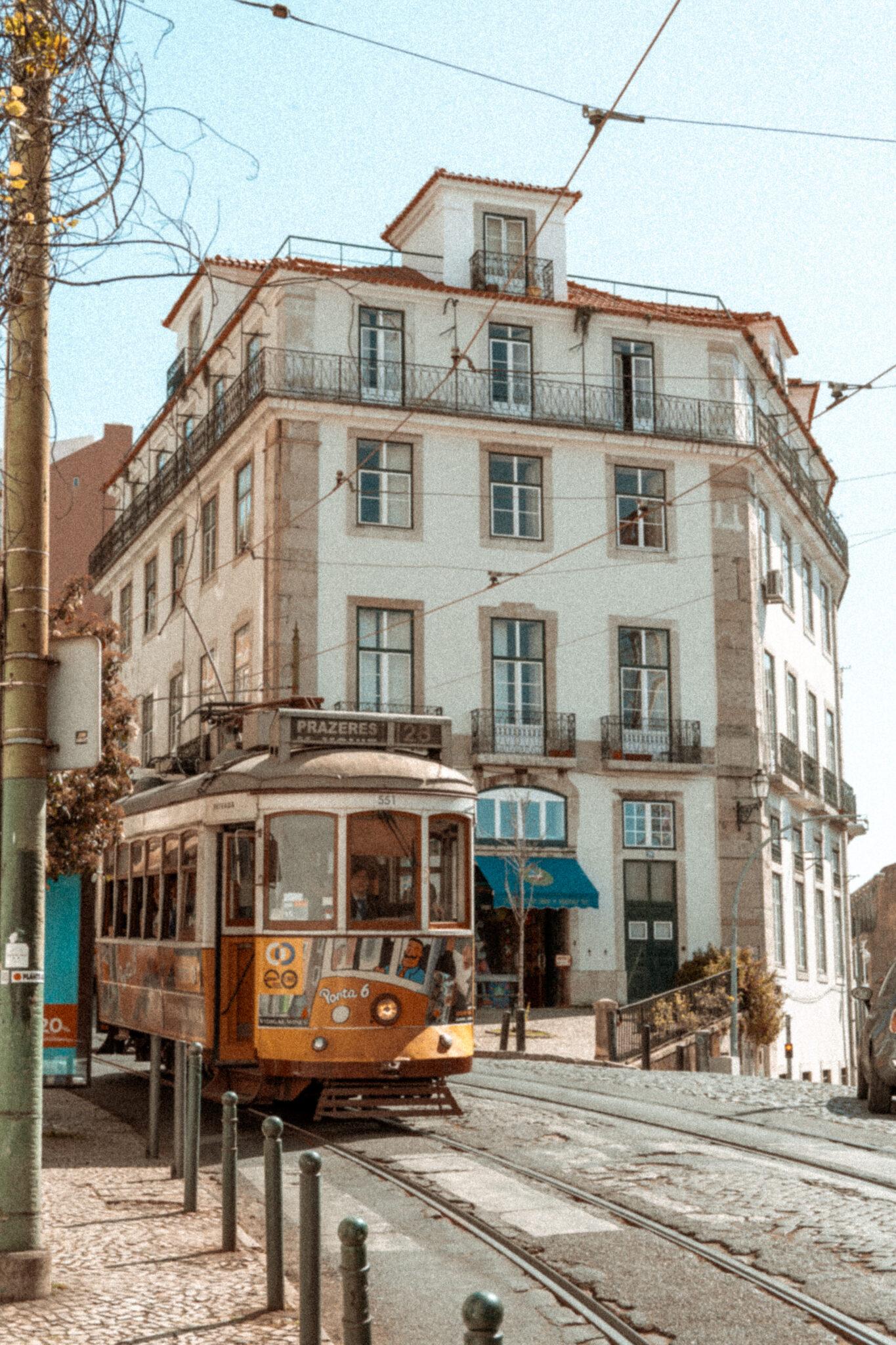 tram dans les rues de l'alfama à Lisbonne