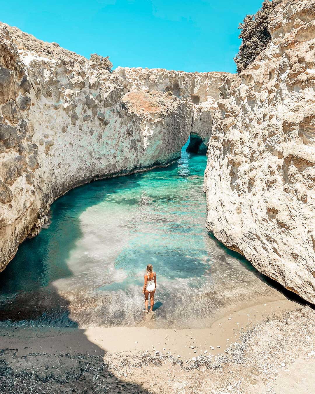 Voyage à Milos : plages aux roches volcaniques, villages blancs et eaux cristallines