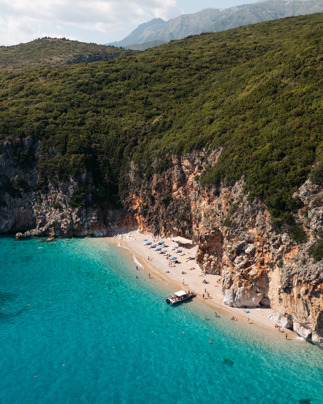 pigeon cave vue du drone depuis une sortie bateau depuis Himarë