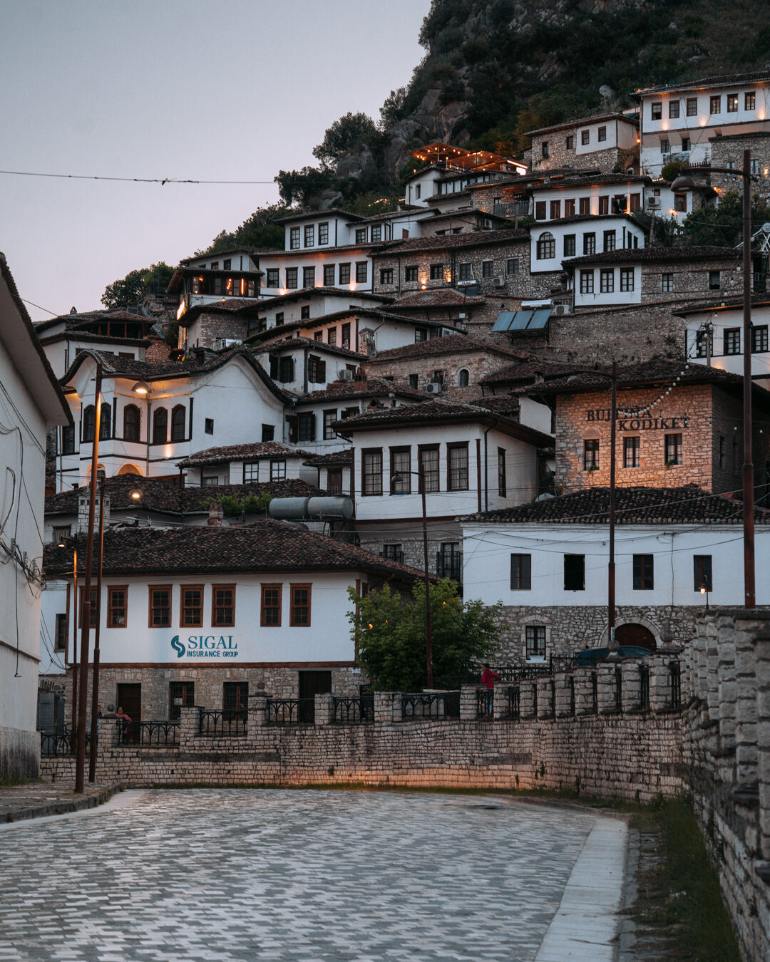 les rues de berat en fin de journée