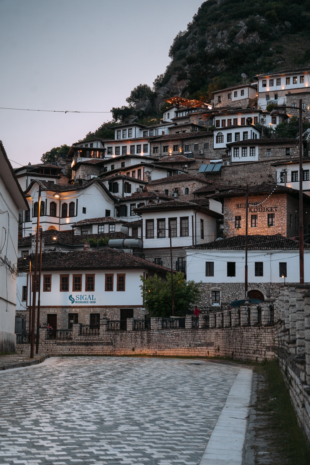les rues de berat en fin de journée