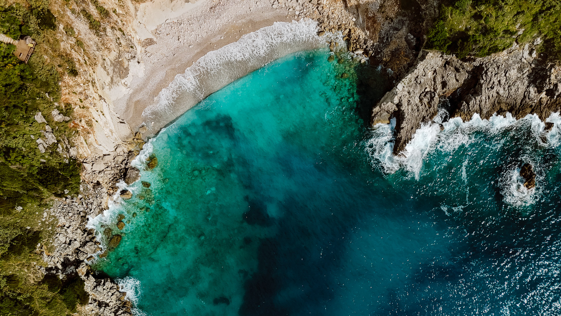 une crique sauvage à cote de mirror beach en albanie