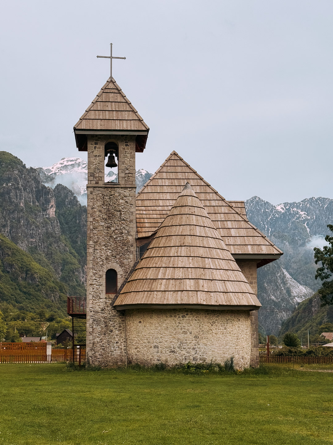 la magnifique église de theth entourée de montagne