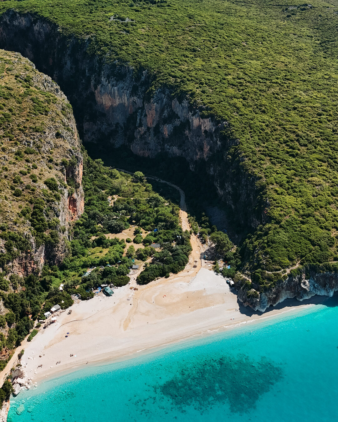 grippe beach considered comme la plus belle plage d'himarë