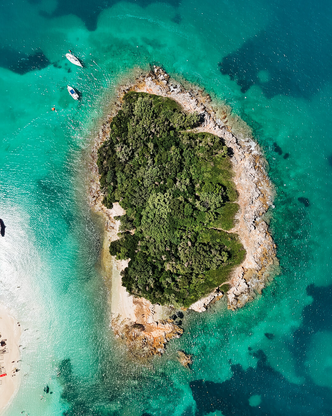 l'ile de Ksamil et son eau turquoise dans le sud de l'Albanie