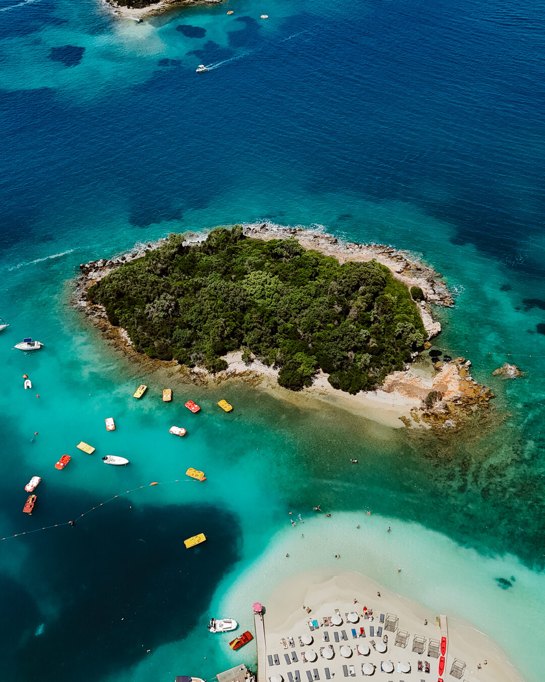 Vue en drone sur les iles de ksamil dans le sud de l'Albanie