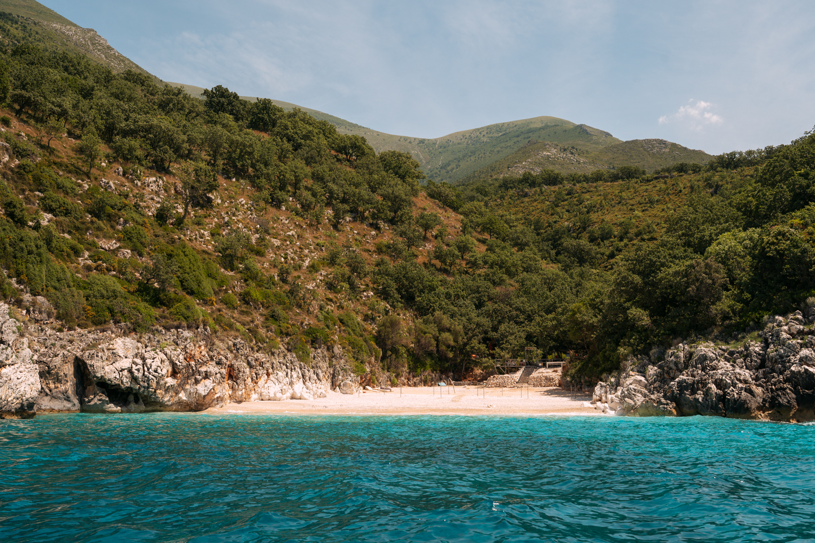 les cotes du littoral albanais et ses plages turquoises