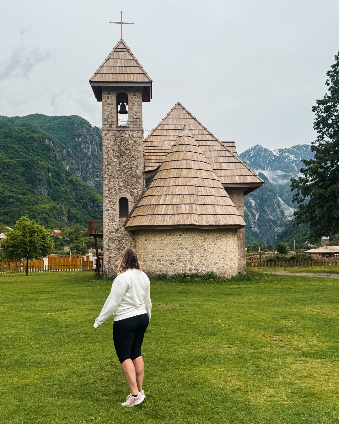 moi devant l'église de theth