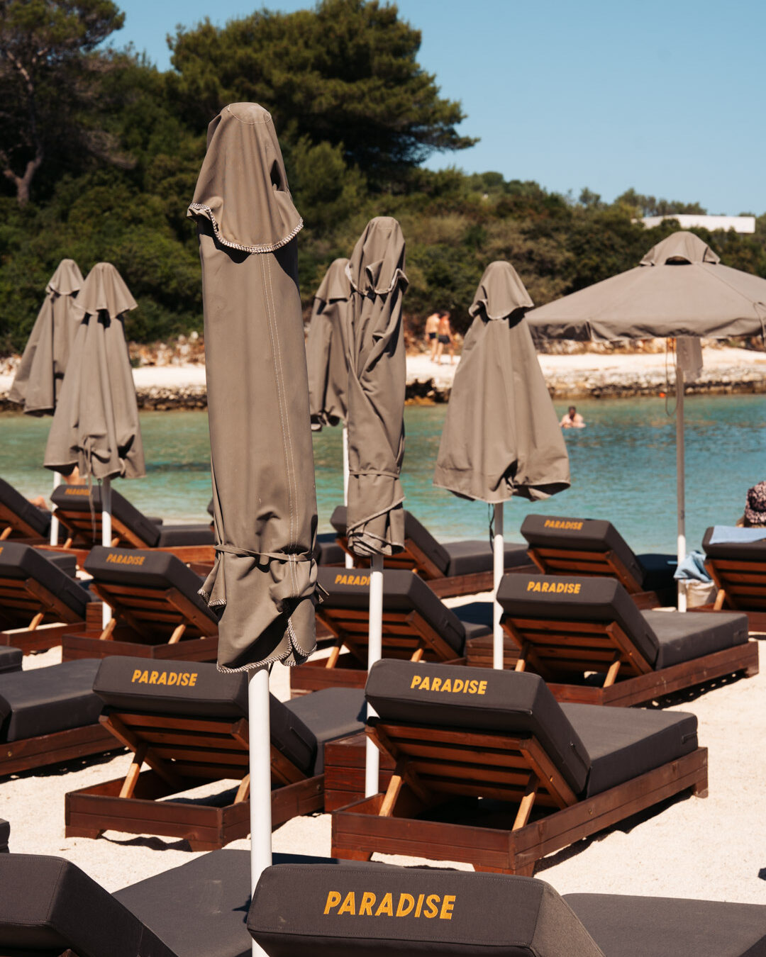 les transat de la plage paradis beach en albanie