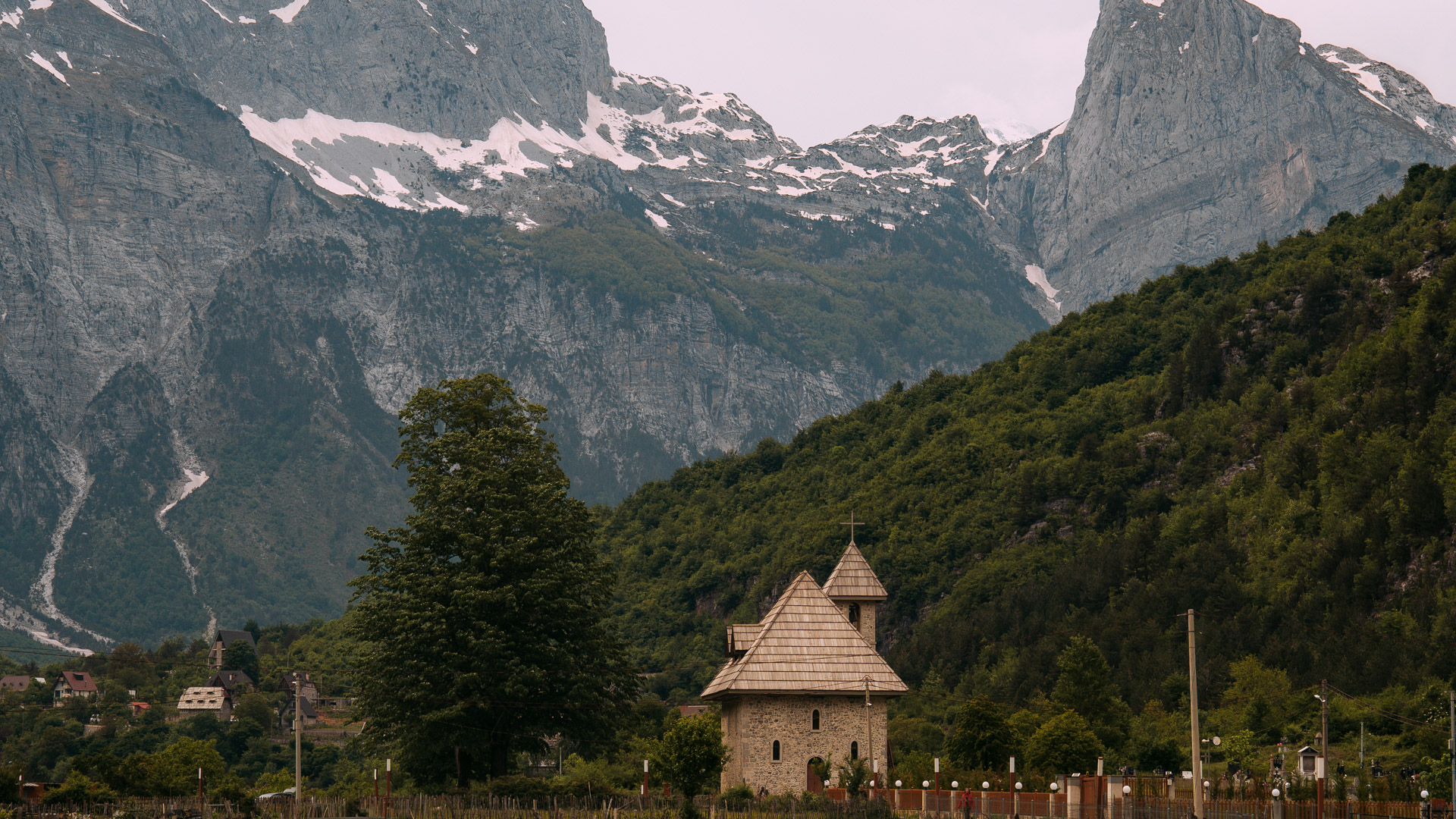 l'église de theth au milieu des alpes albanaises