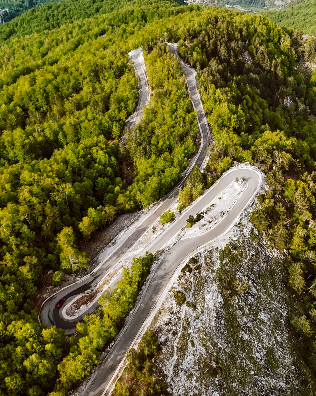 les routes sinueuses des montagnes du nord de l'Albanie