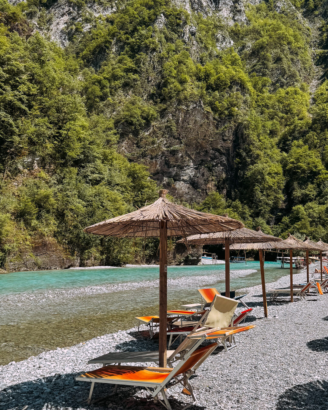 les transats pour se reposer à la rivière shala