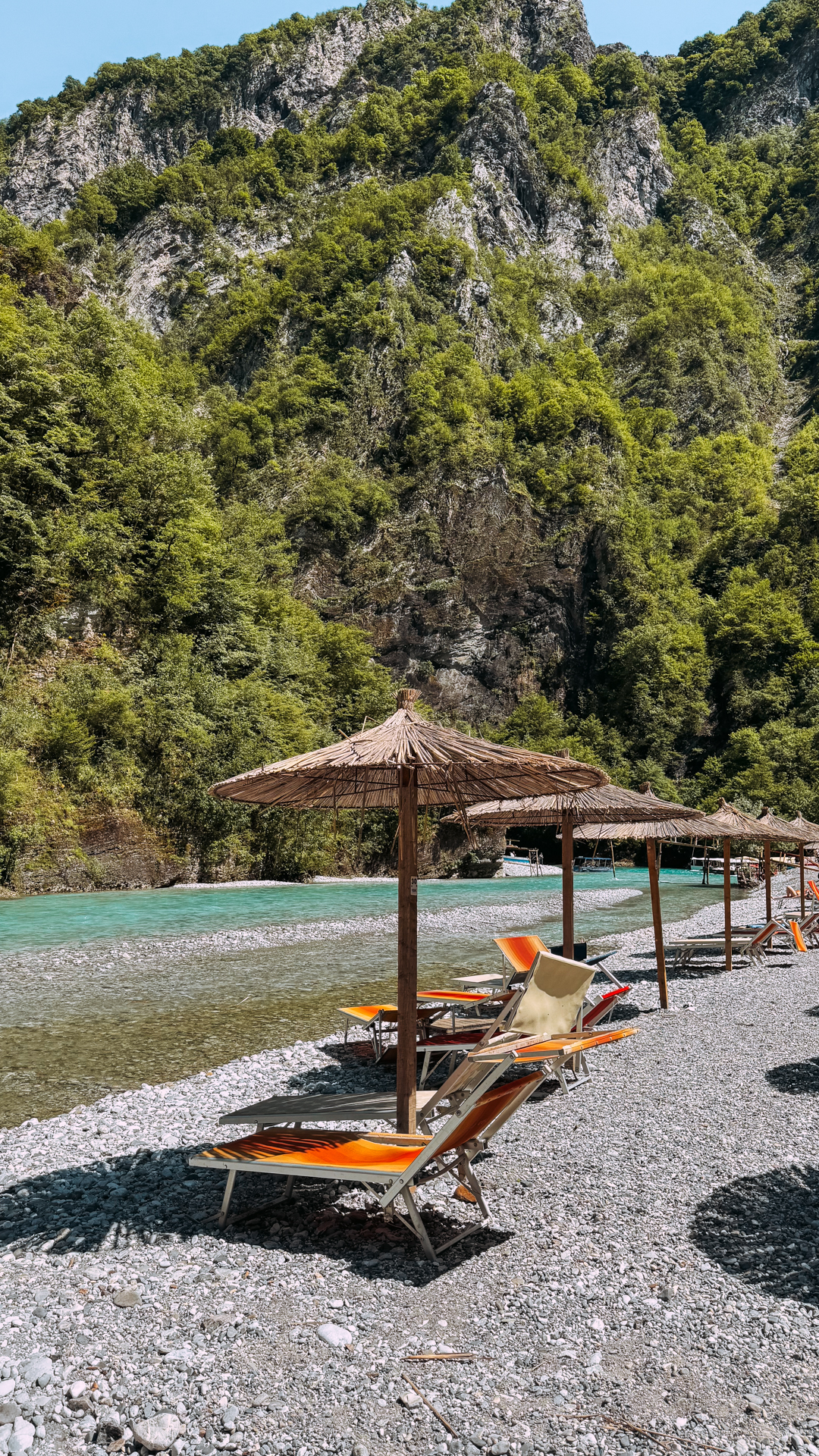 les transats pour se reposer à la rivière shala