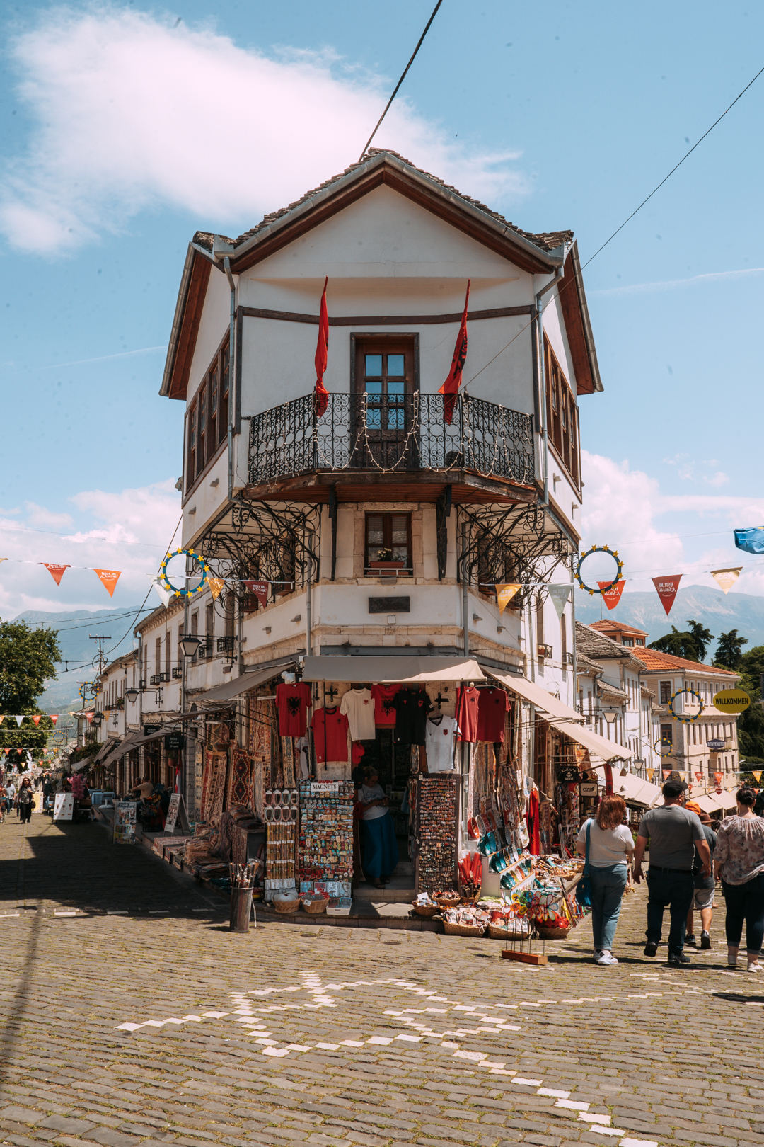 le bâtiment iconique de la vieille ville de gjirokaster
