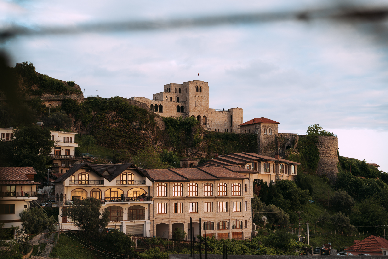 vue sur le chateau de Gjirokaster depuis la vieille ville