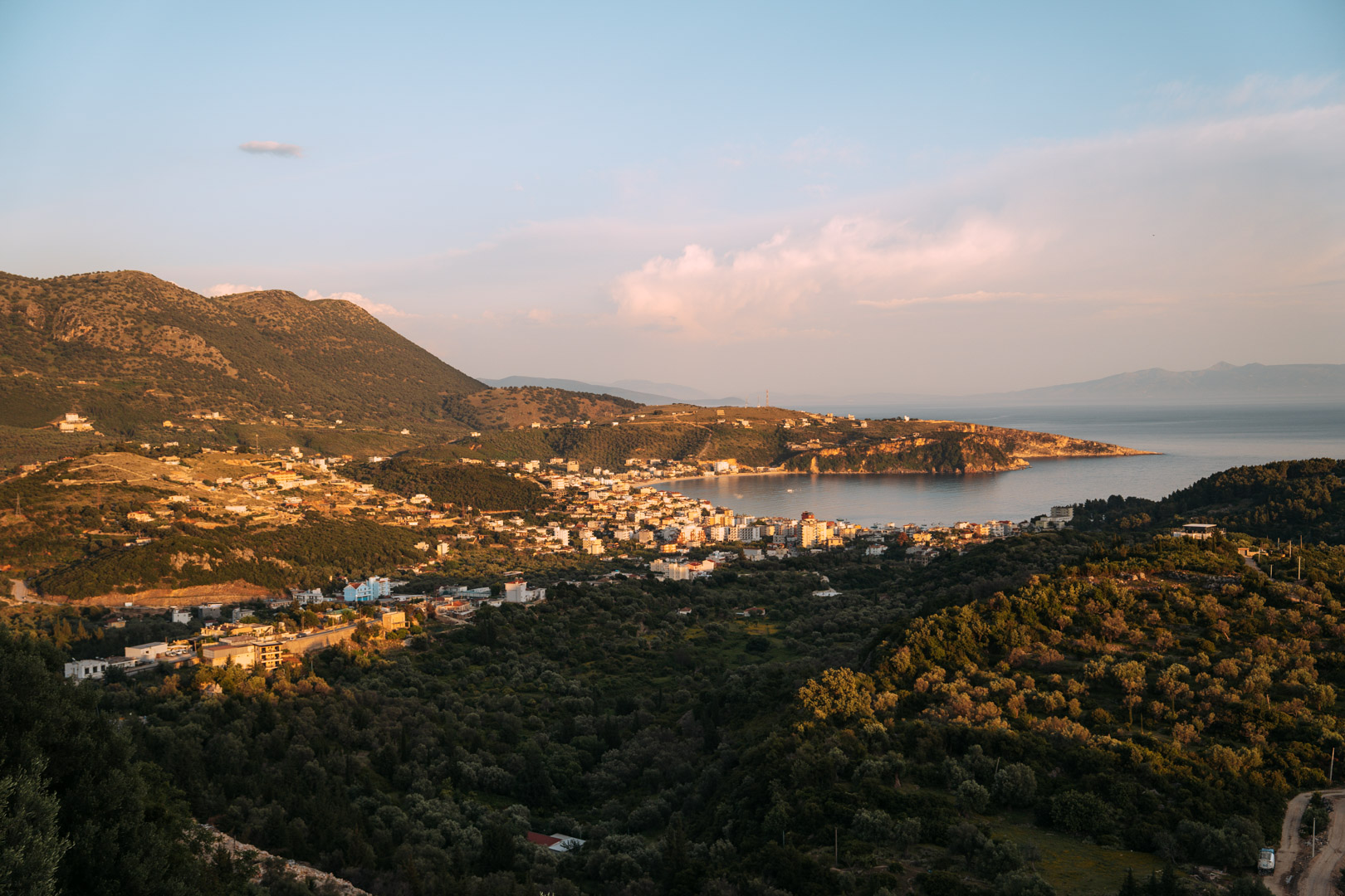 la vue sur la baie d'hilare depuis le chateau d'himare