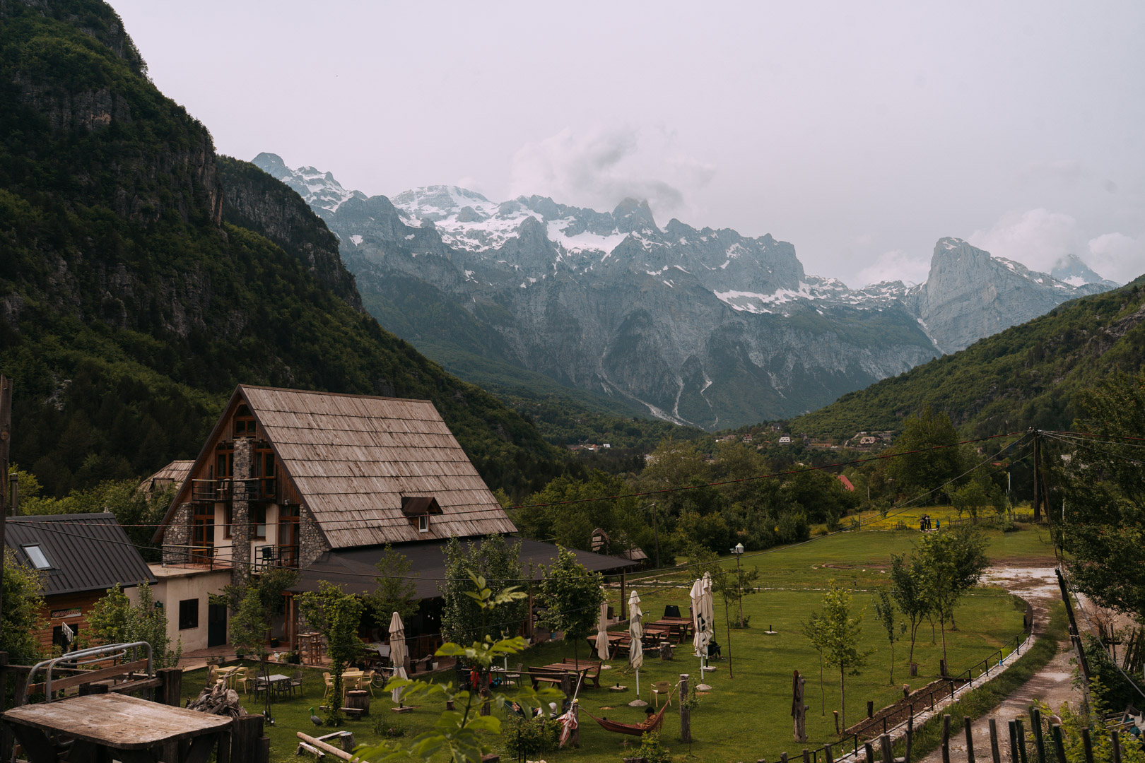 les magnifiques paysages et montagnes du villa de theth