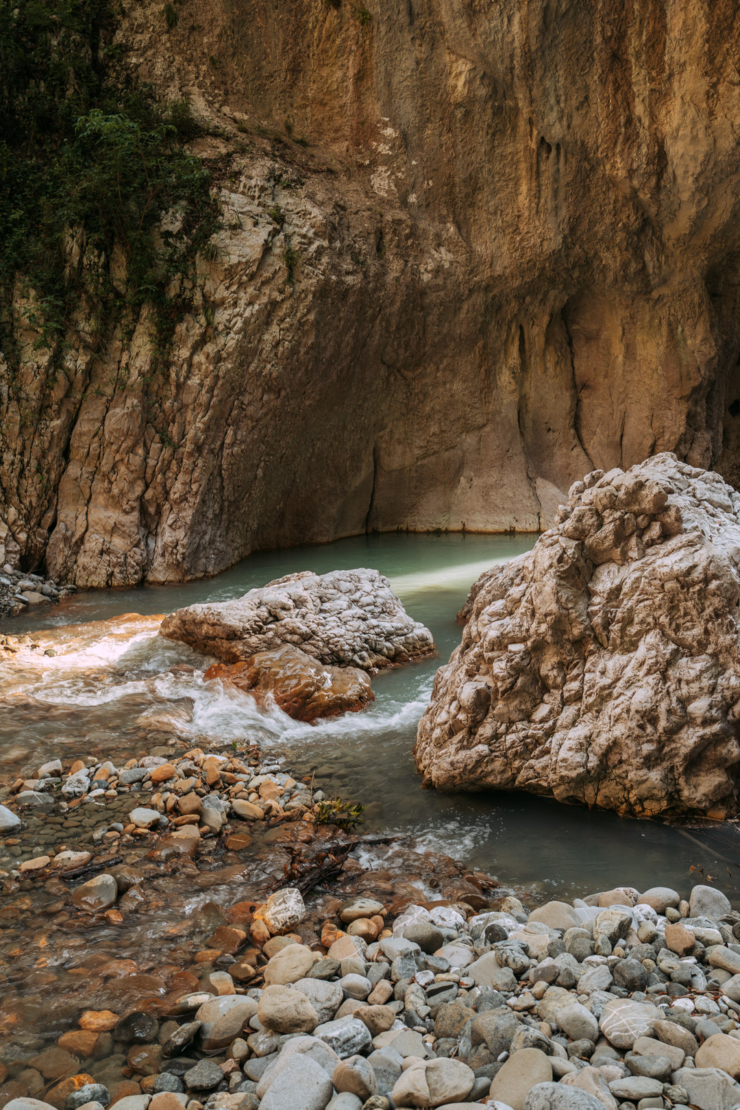 la rivière dans le canyon de holta