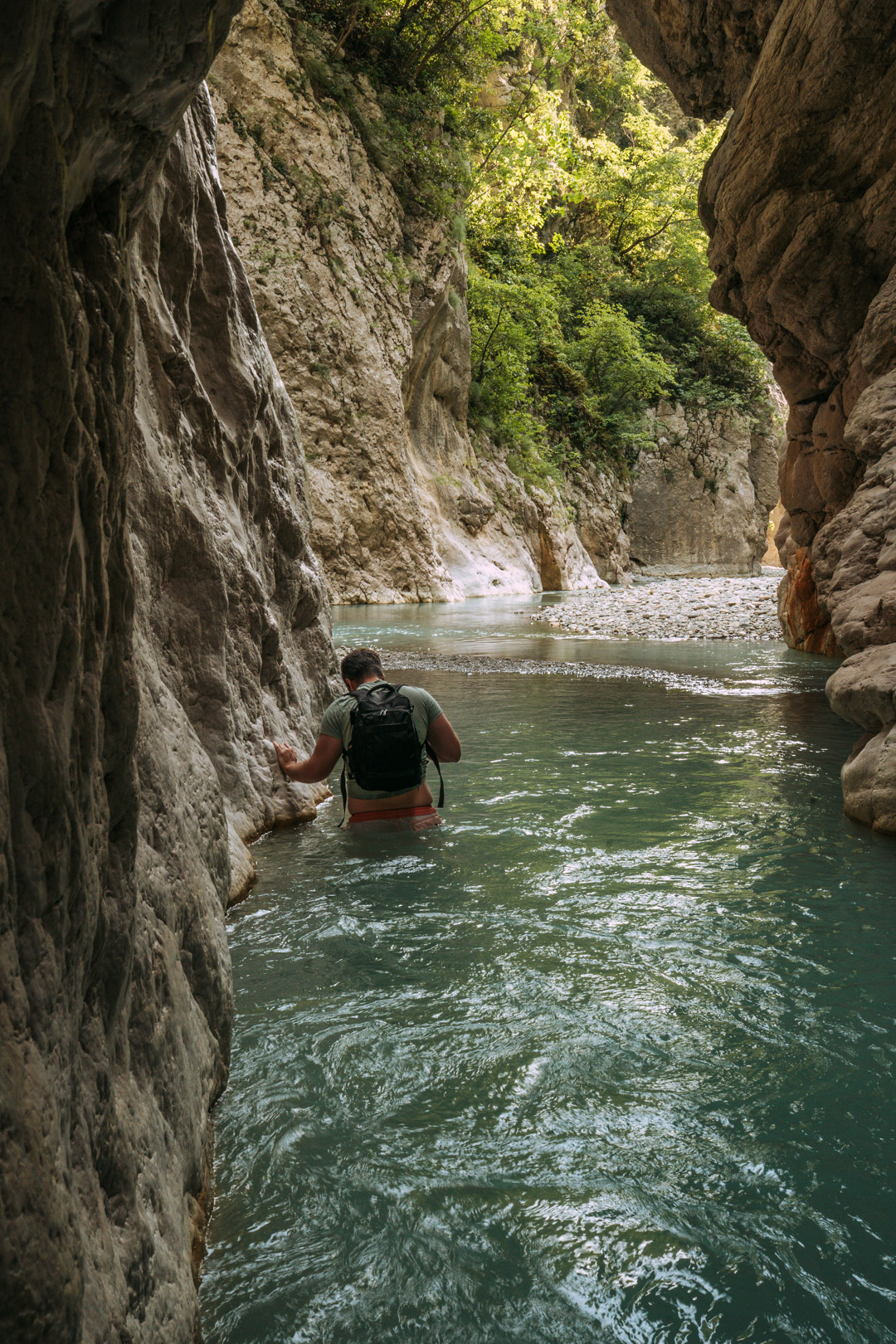 le début du sentier avec de l'eau jusqu'à la taille