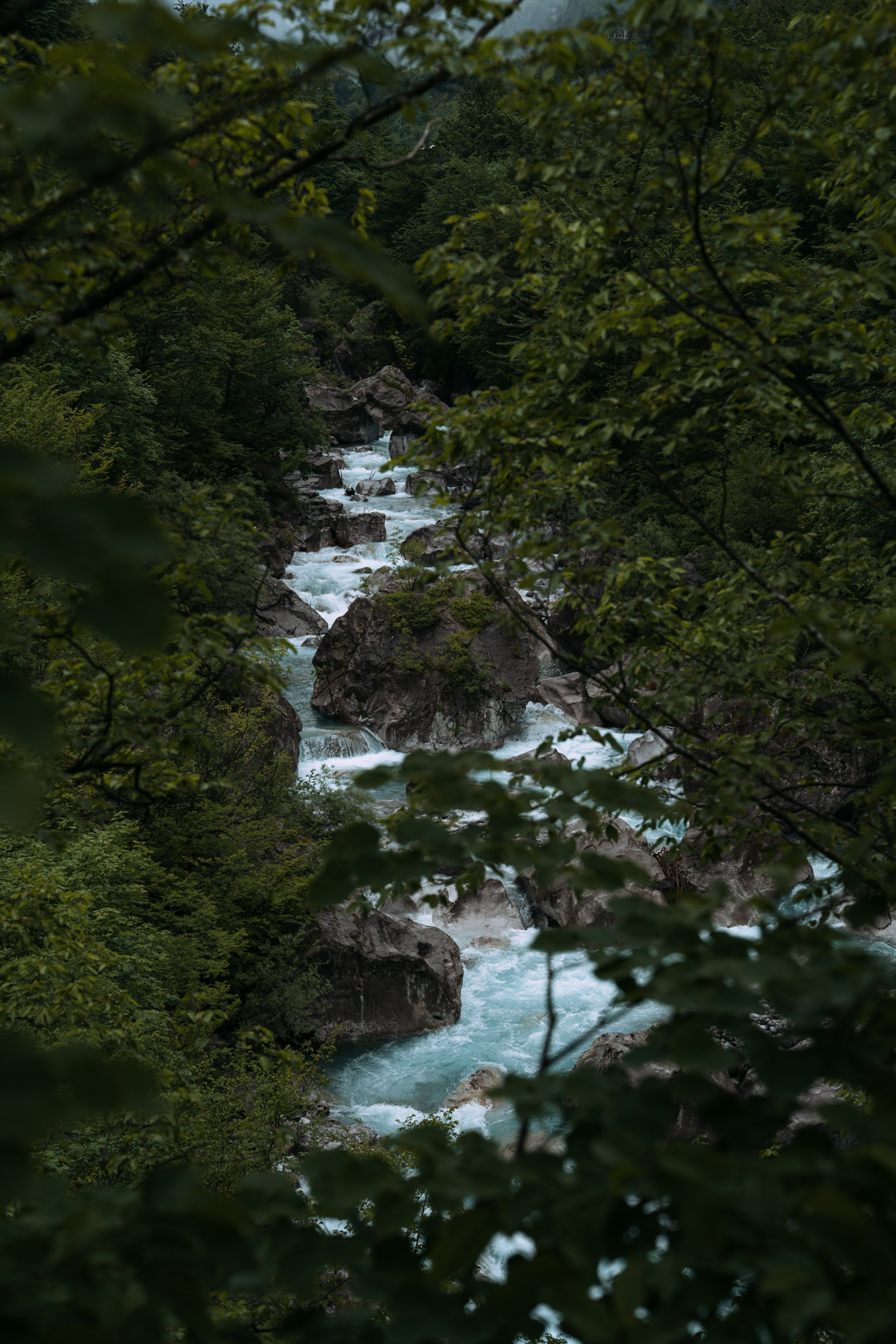 un cours d'eau en plein coeur des montagnes albanaises