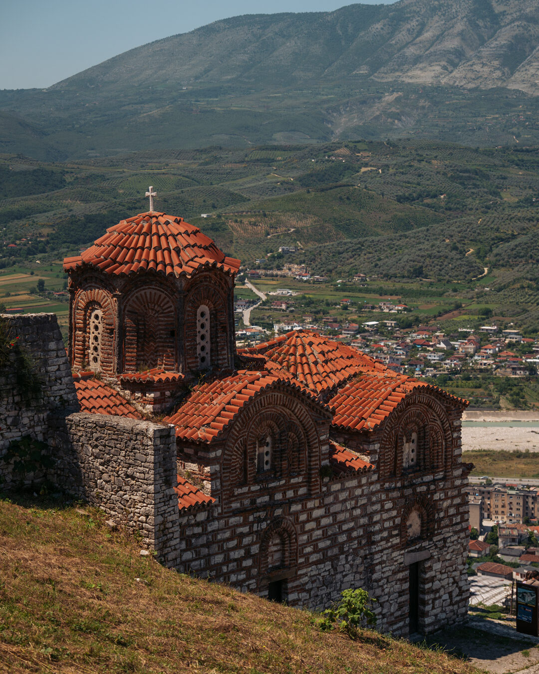 église de la sainte trinité dans le chateau de berat