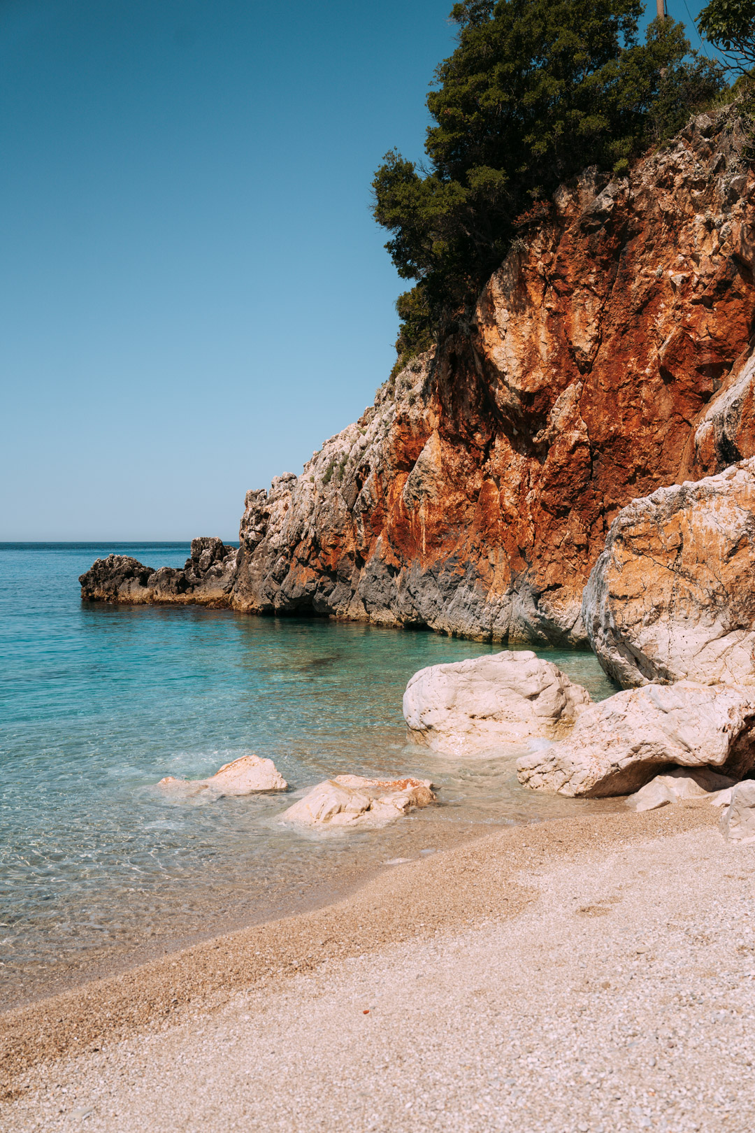 la plage turquoise de grippe beach et ses rochers