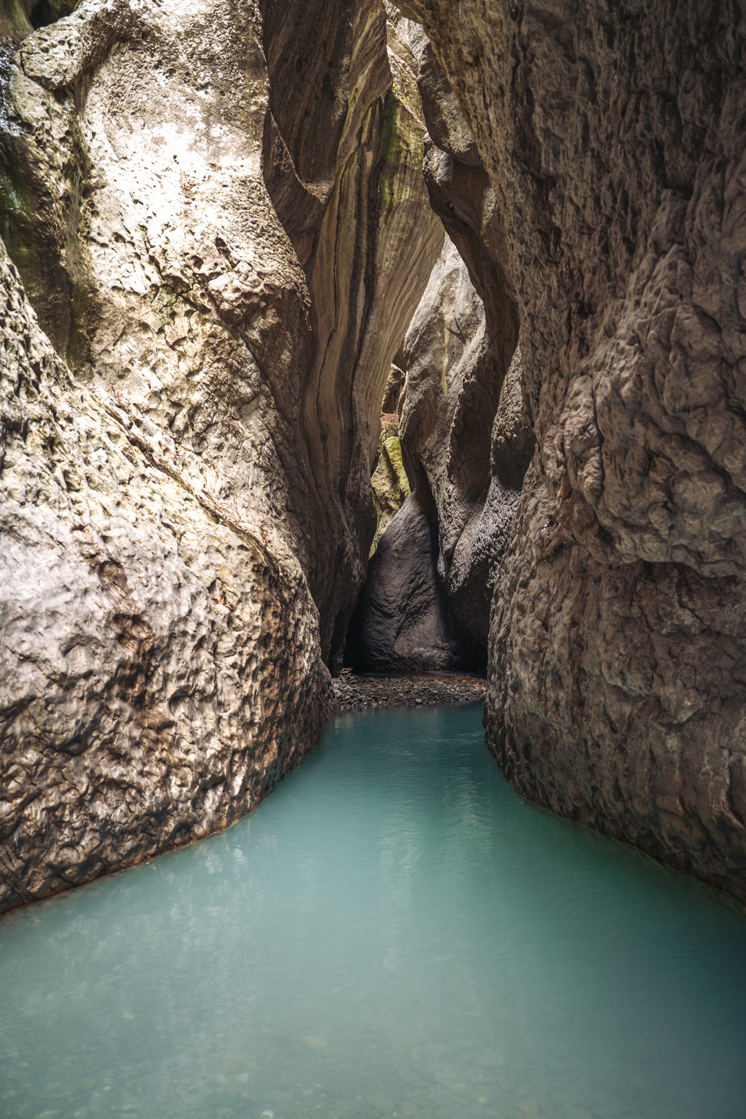 grotte dans le canyon de holta