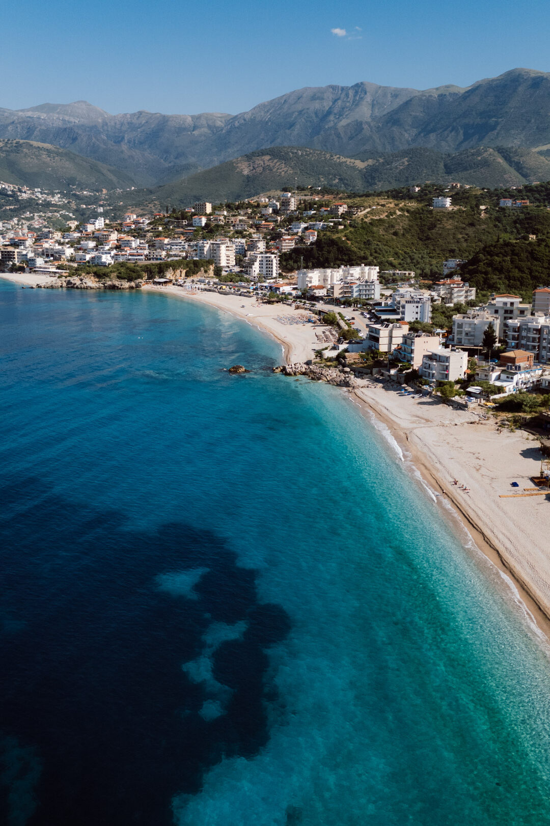 la plage d'hilare en plein centre ville depuis le drone