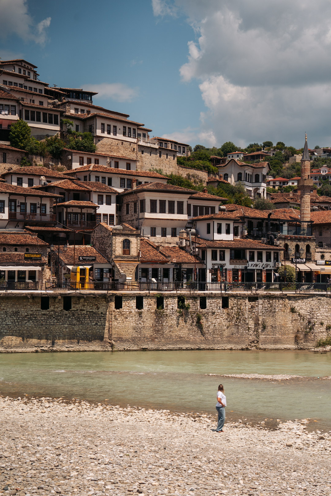 la vue sur mangalem depuis la rivière sum a berat