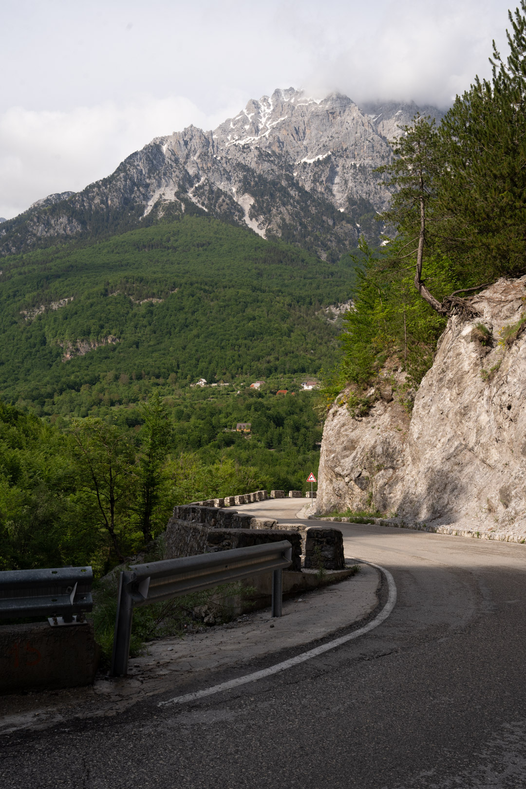 les routes sinueuses du nord de l'Albanie pour aller a theth