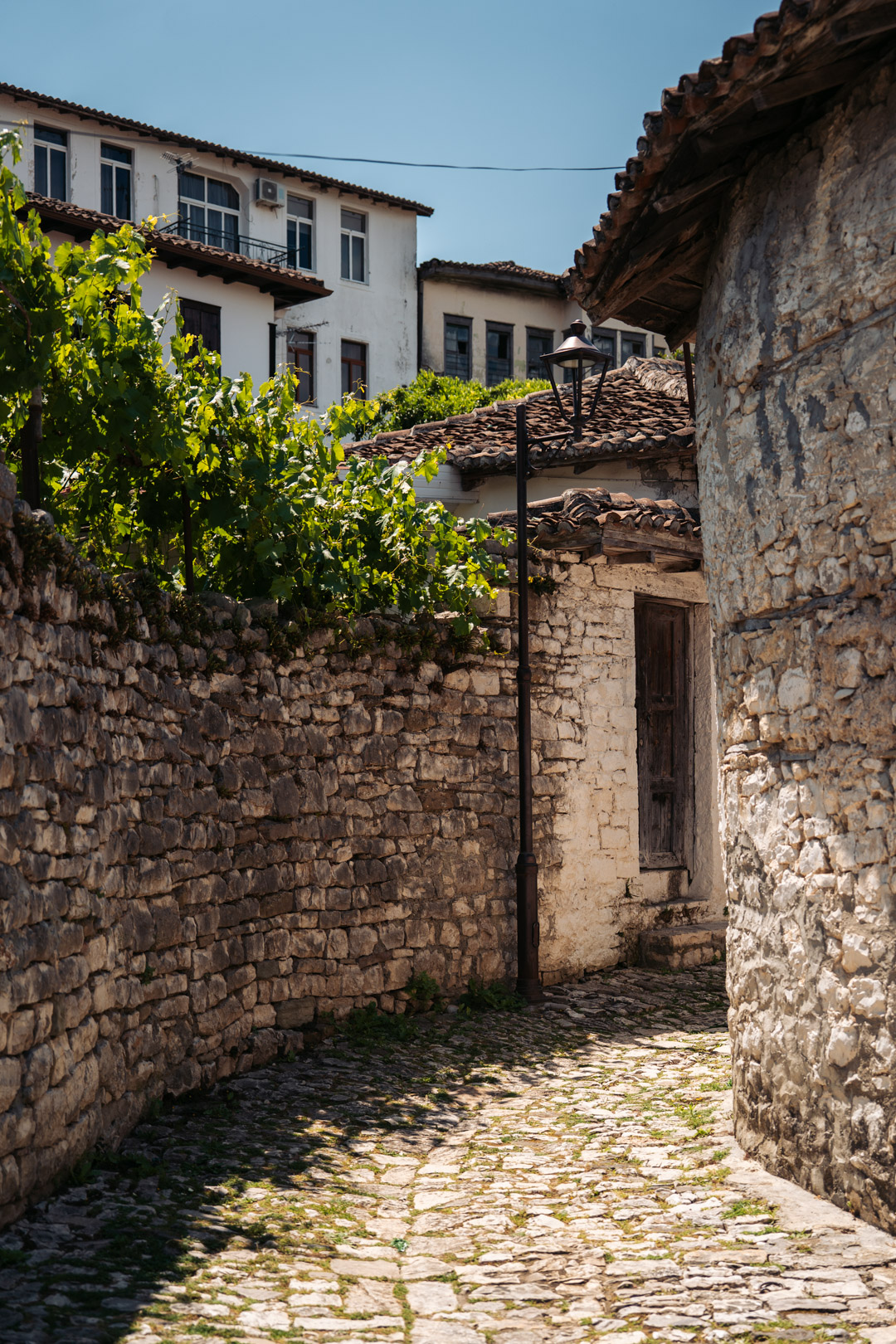 les rues du quartier mangalem à berat