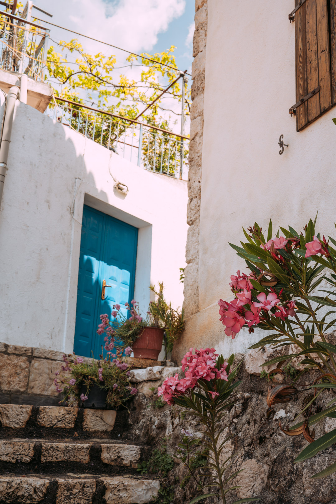 les ruelles inspirations grecques du village de dhermi