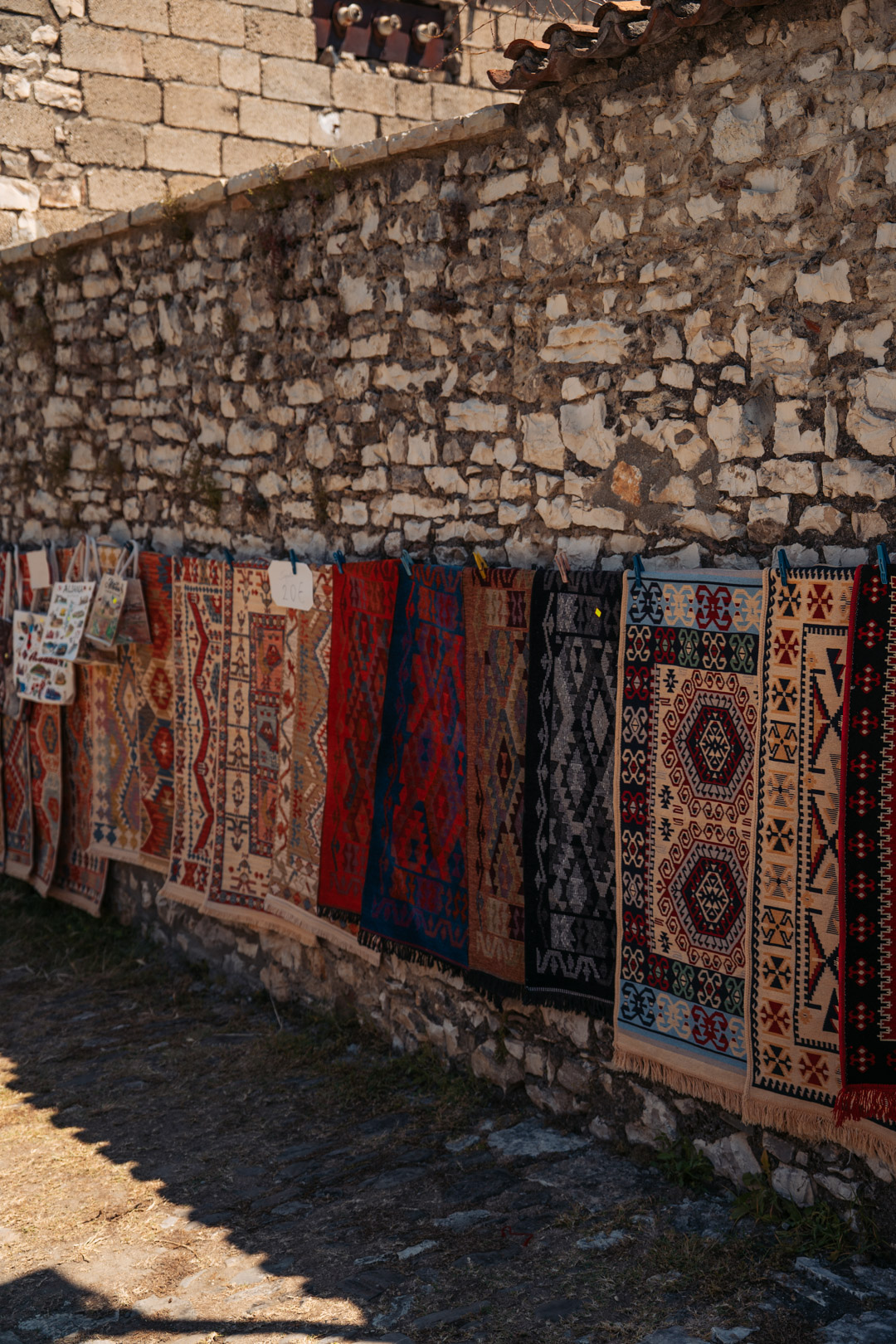 les tapis le long des remparts du chateau de berat