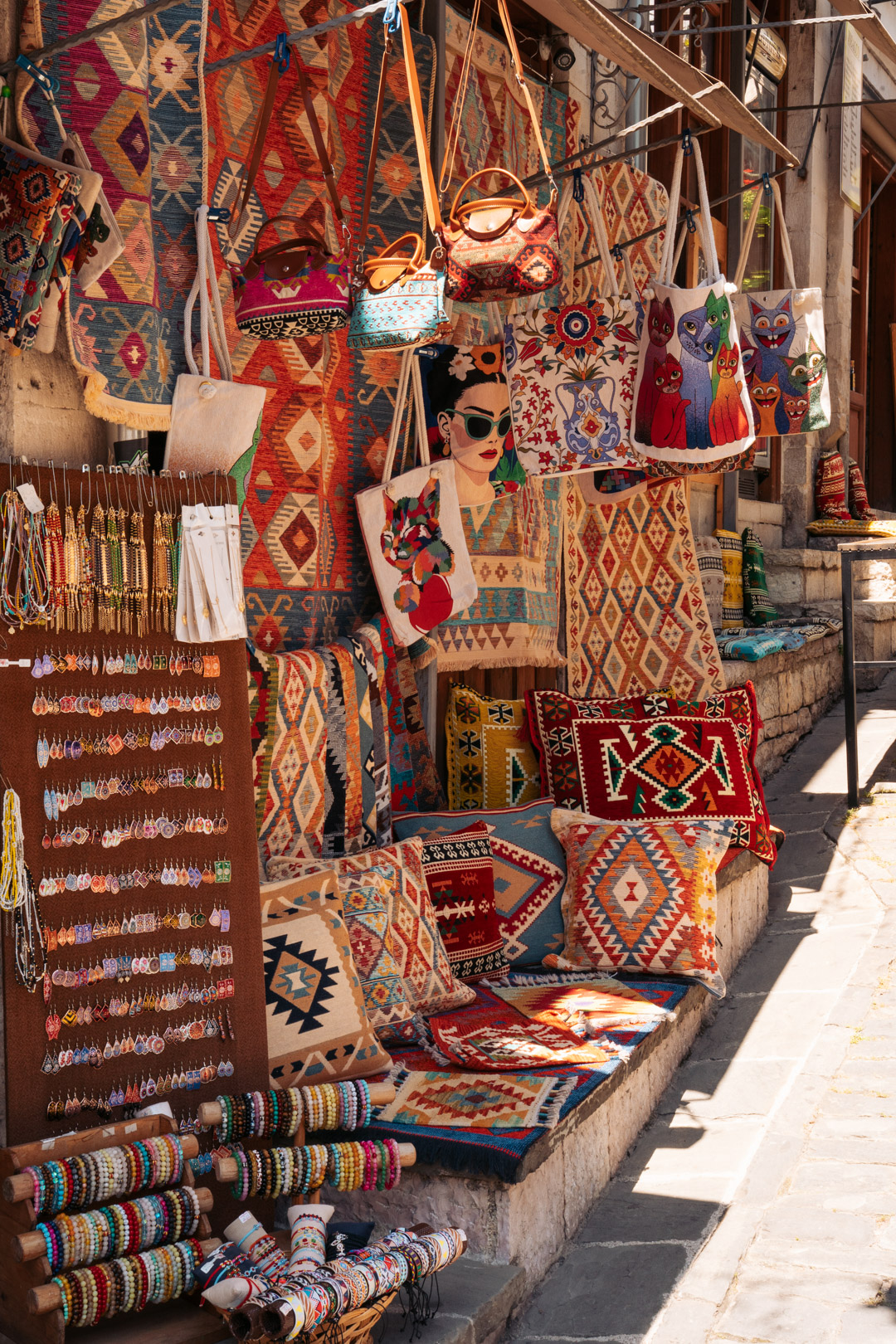un magasin de tapis traditionnel a gjirokaster albanie