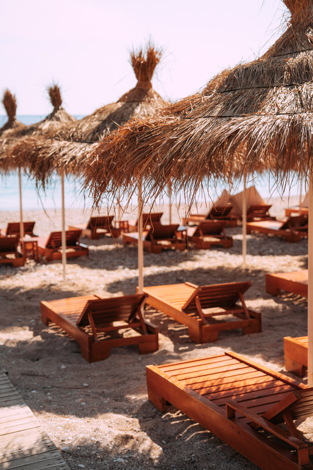 les transat de la plage privée de Llamani beach
