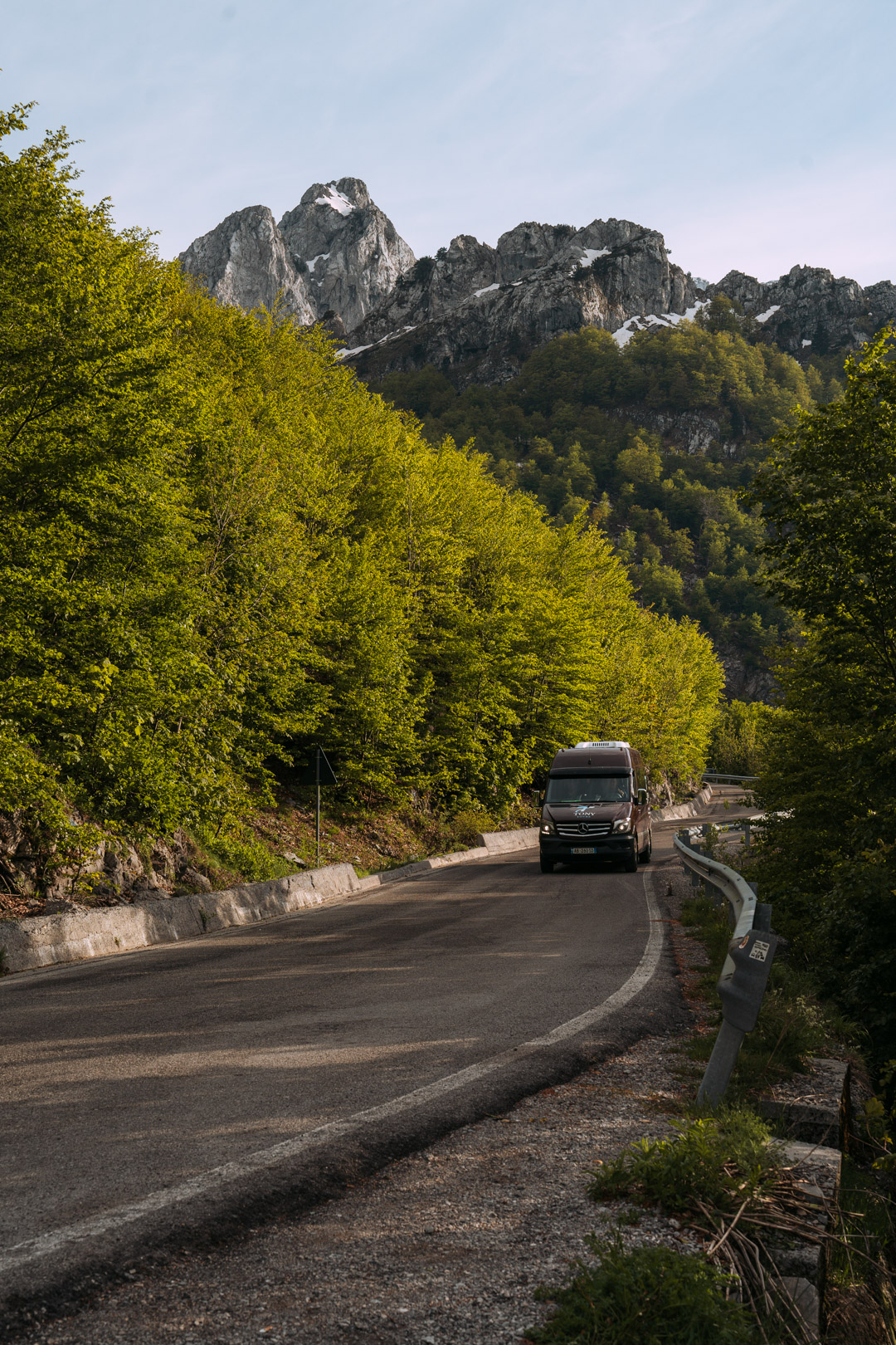 un van circulant sur les routes de montagnes de l'Albanie