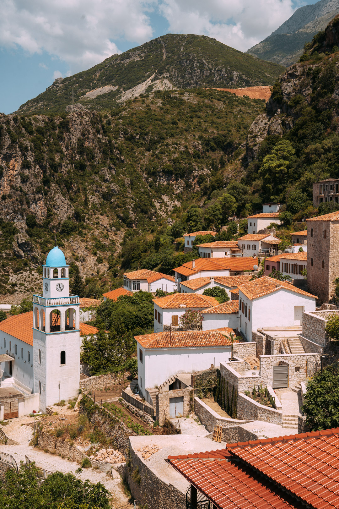 le magnifique village de dhermi et son église blanche et bleue