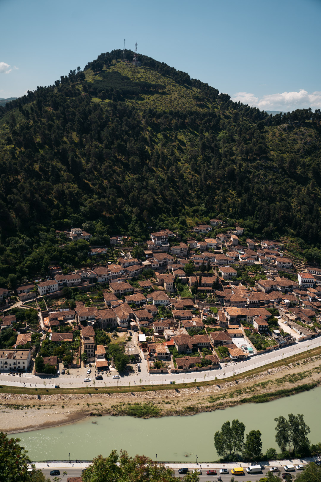 la vue depuis les remparts du chateau de berat